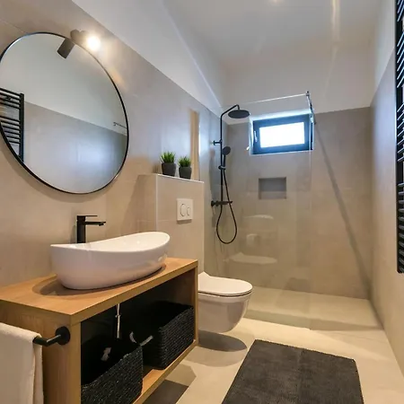 Modern Amoroso With Pool In Porec *