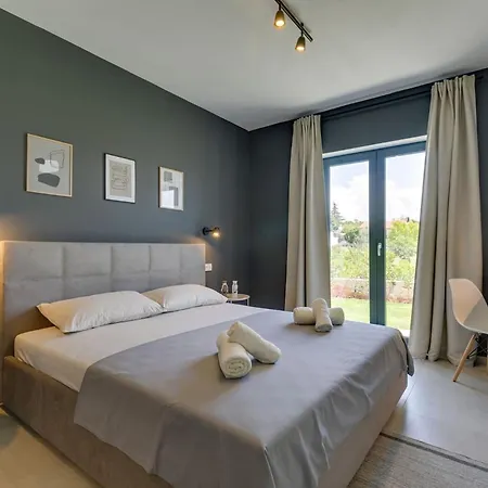 Modern Amoroso With Pool In Porec Nova Vas (Porec)