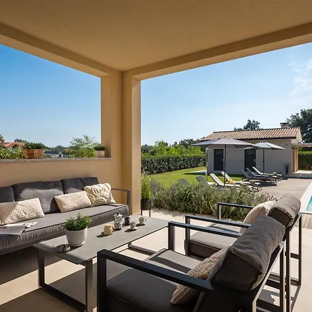 Modern Amoroso With Pool In Porec * Nova Vas (Porec)