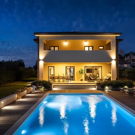Modern Amoroso With Pool In Porec *