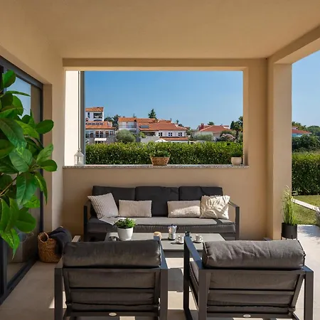 Modern Amoroso With Pool In Porec Nova Vas (Porec)