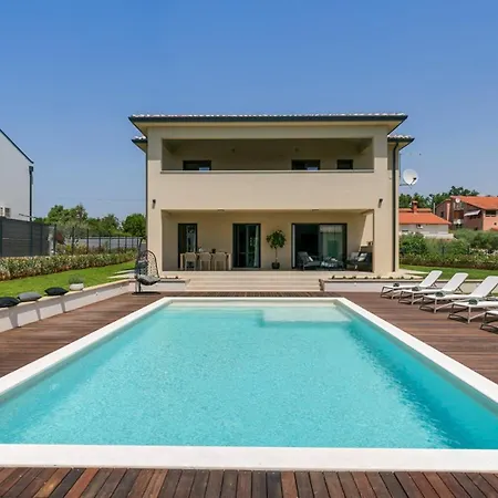 Modern Amoroso With Pool In Porec *