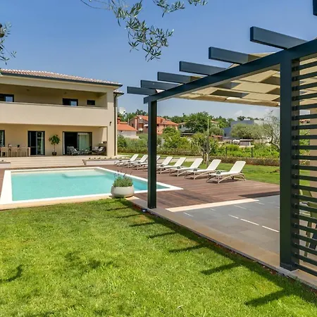 Villa Modern Amoroso With Pool In Porec
