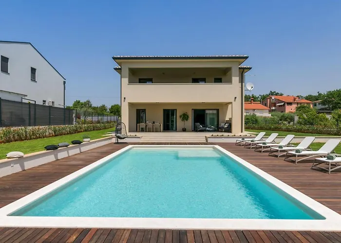 Modern Amoroso With Pool In Porec *
