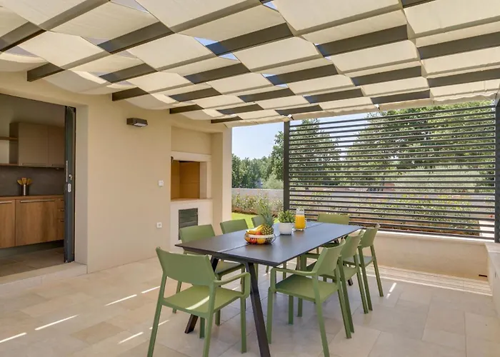 Modern Amoroso With Pool In Porec Vila