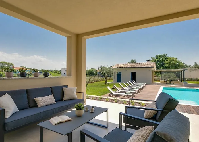 Modern Amoroso With Pool In Porec