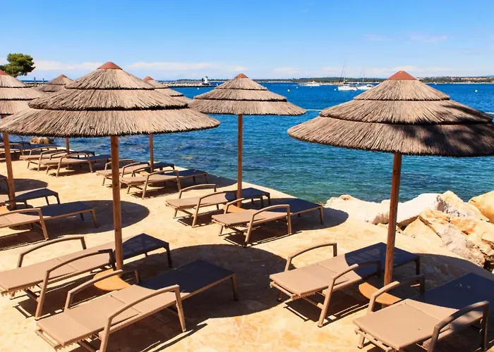 Modern Amoroso With Pool In Porec Vila *