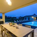Modern Amoroso With Pool In Porec * Nova Vas (Porec)