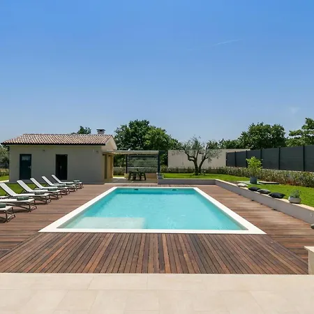 Modern Amoroso With Pool In Porec *