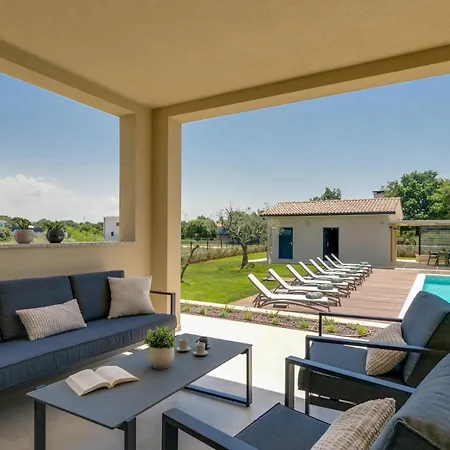 Modern Amoroso With Pool In Porec